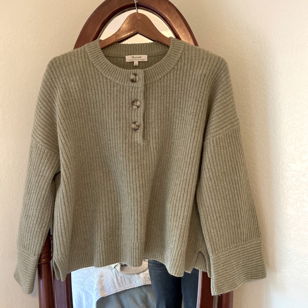 Beautiful Recycled Cashmere Sweater from Madewell, size small in a mossy green.